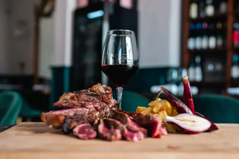 Costata di manzo e un calice di rosso