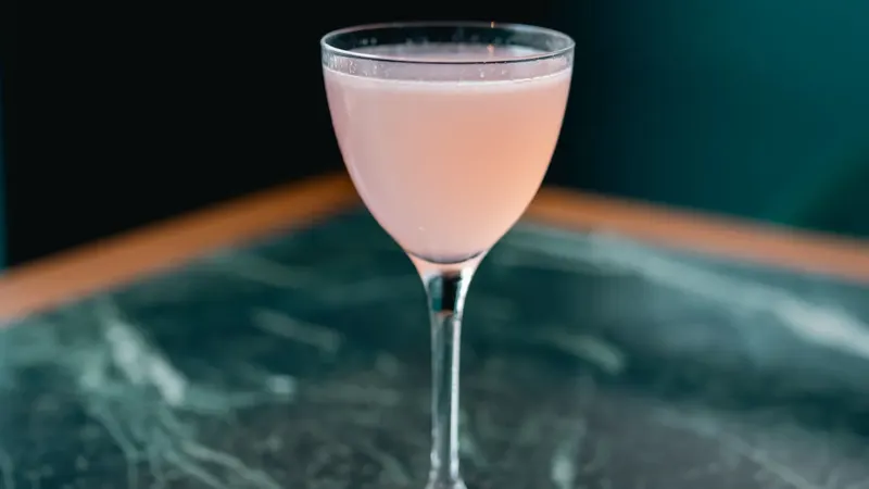 Cocktail sul bancone in marmo
